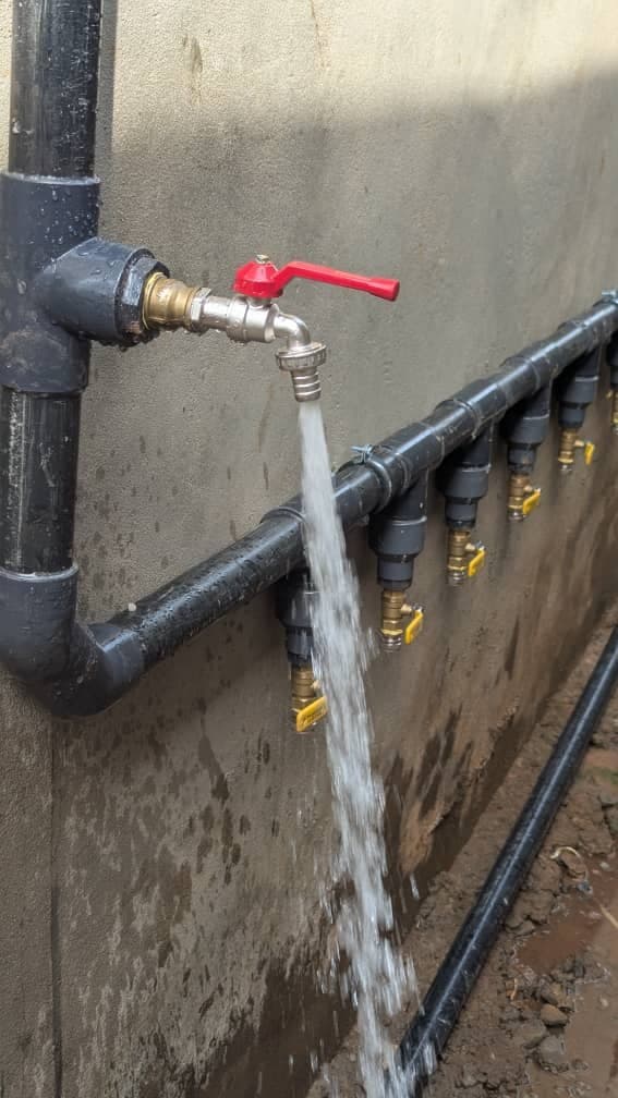 Testing a multi-outlet manifold